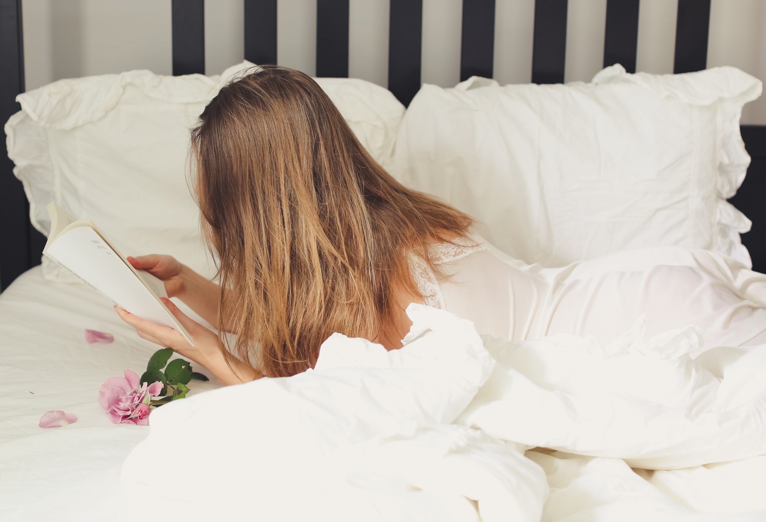 femme au lit qui lit pour l'article prendre du temps pour soi